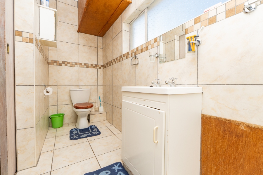 7 Bedroom Property for Sale in Middedorp Western Cape